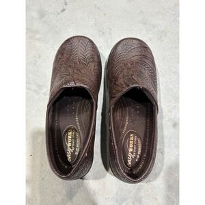 Easy Works by Easy Street Lyndee Brown Embossed Floral Slip Resistant Clogs 6M